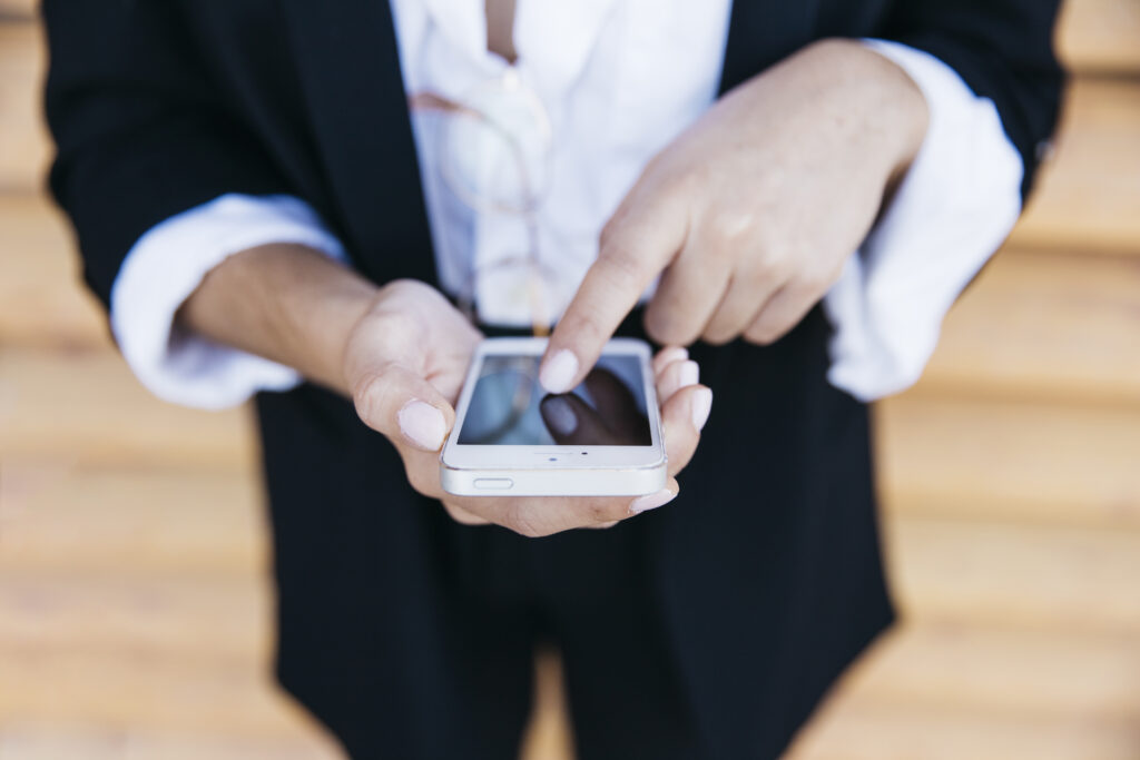 nahaufnahme der geschaftsfrau mit smartphone