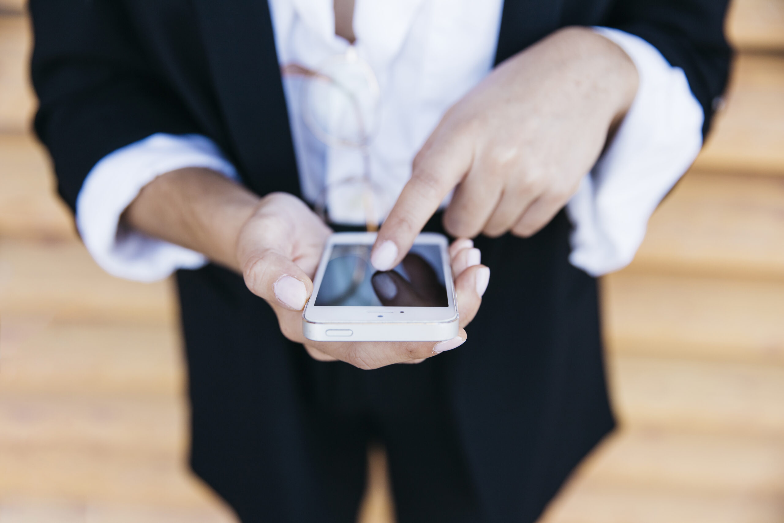 nahaufnahme der geschaftsfrau mit smartphone